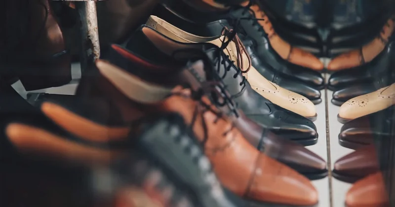 Flache Schuhe zu weiten Hosen: geht das – und wie